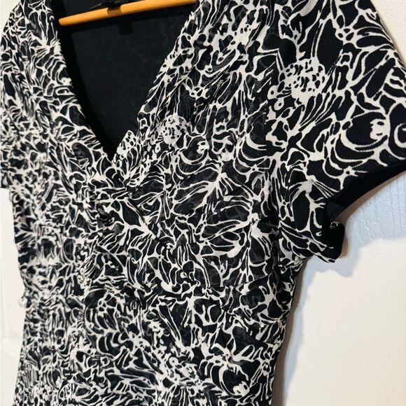 Style & Co. Black and White Fitted Blouse with V-Neck - Picture 3 of 8